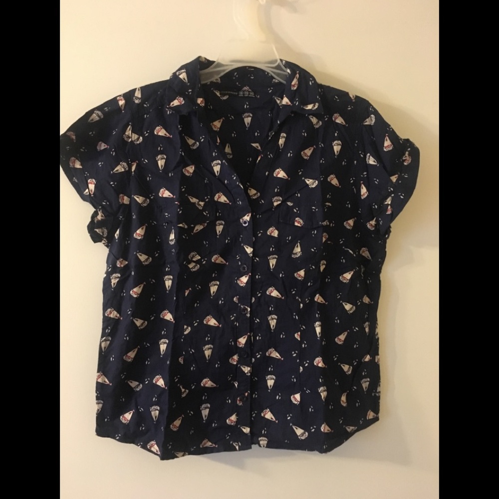 📎 Dark blue shirt.
